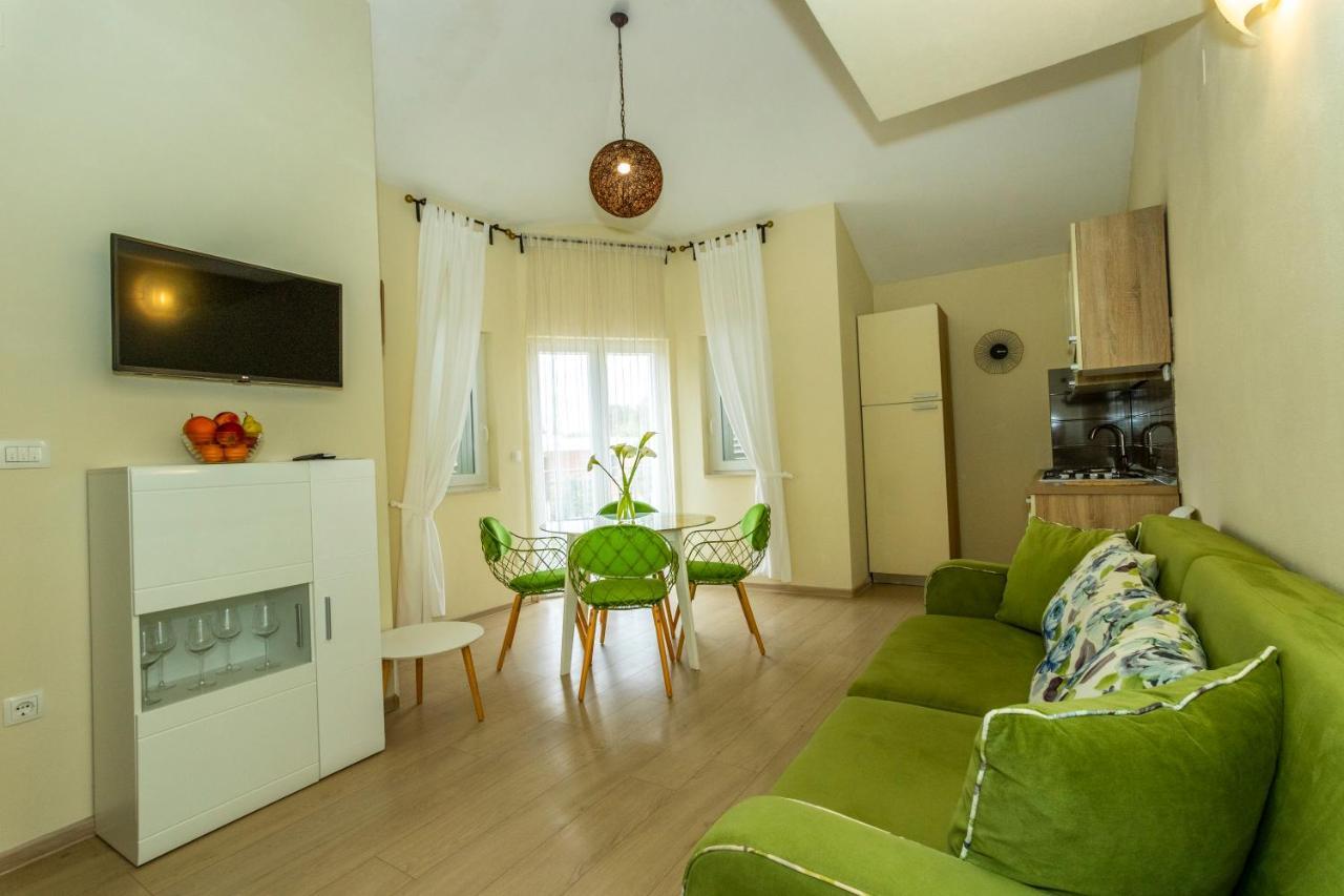 Apartments La Mirage Pirovac Buitenkant foto